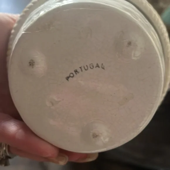 Ceramic hen on nest box - Picture 2 of 3